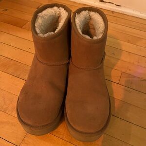 Classic Mini Platform UGG in Tan/Chestnut Kids